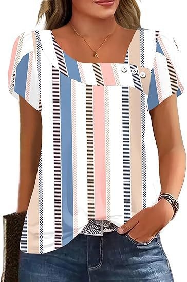Ženski kratki T-shirt s digitalnim printom i prugastim uzorkom, ukrasnim gumbima, asimetričnim izrezom i naboranim rukavima
