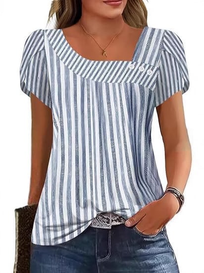 Ženski kratki T-shirt s digitalnim printom i prugastim uzorkom, ukrasnim gumbima, asimetričnim izrezom i naboranim rukavima