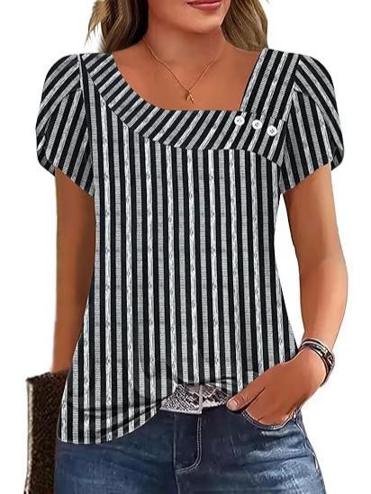 Ženski kratki T-shirt s digitalnim printom i prugastim uzorkom, ukrasnim gumbima, asimetričnim izrezom i naboranim rukavima