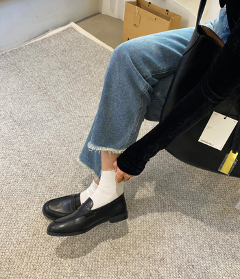 Crne ženske kožne loaferice u britskom stilu, retro s okruglom nosom, slip-on, ravna potplata