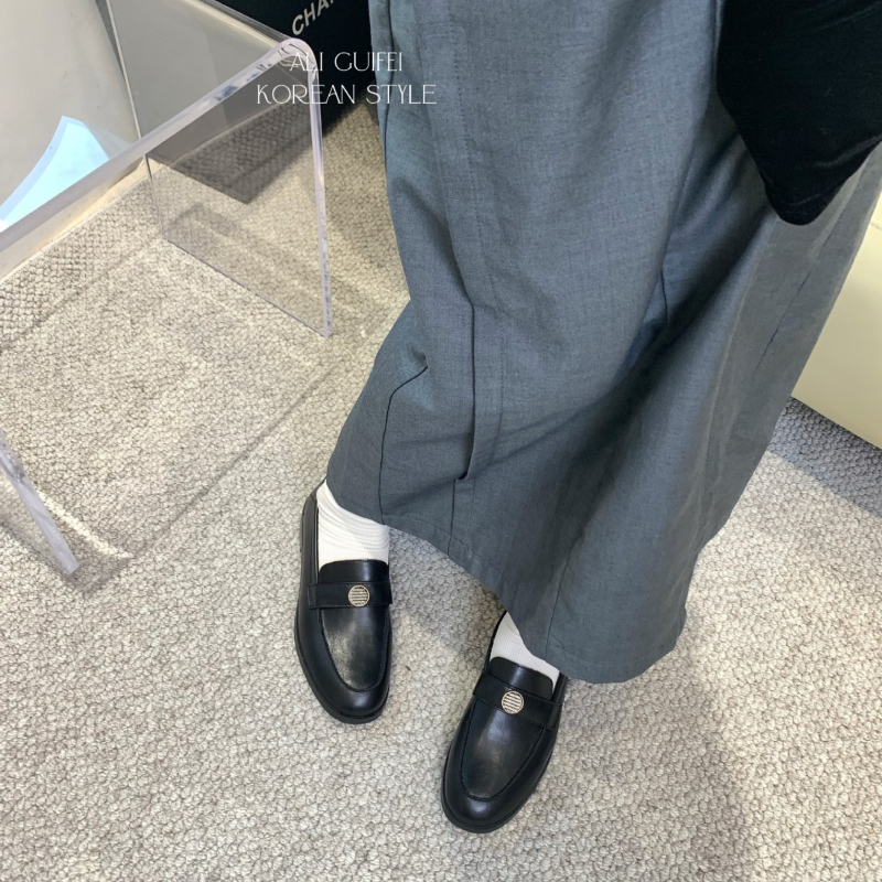 Crne ženske kožne loaferice u britskom stilu, retro s okruglom nosom, slip-on, ravna potplata