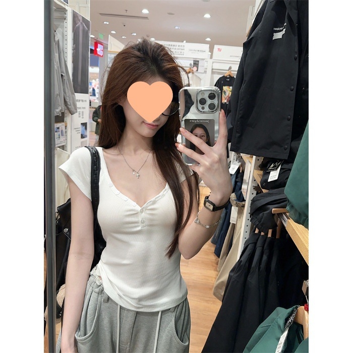 Majica s V-izrezom, slim fit, kratkim rukavima, ljetna kolekcija 2026, street style top za žene