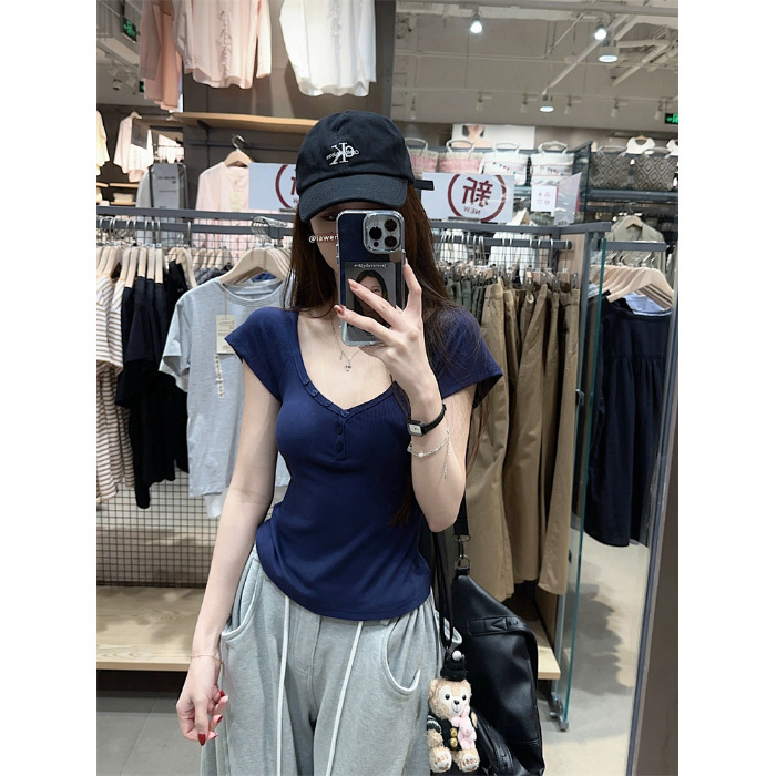 Majica s V-izrezom, slim fit, kratkim rukavima, ljetna kolekcija 2026, street style top za žene