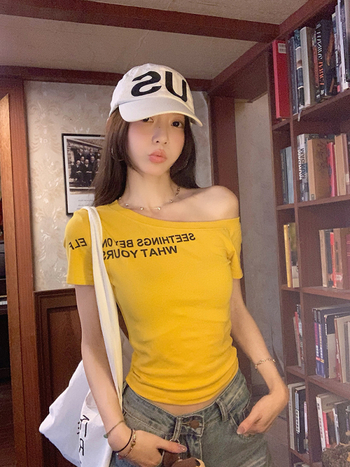 Ženski kratki T‑shirt s američkim slovnim printom, nagnutim ovratnikom i otvorenim ramenima, uski kroj, ljeto 2025.