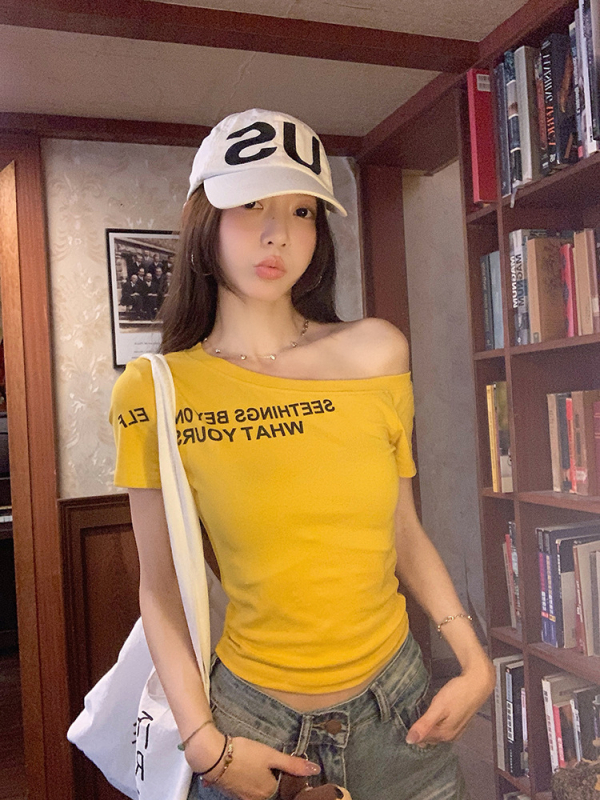 Ženski kratki T‑shirt s američkim slovnim printom, nagnutim ovratnikom i otvorenim ramenima, uski kroj, ljeto 2025.