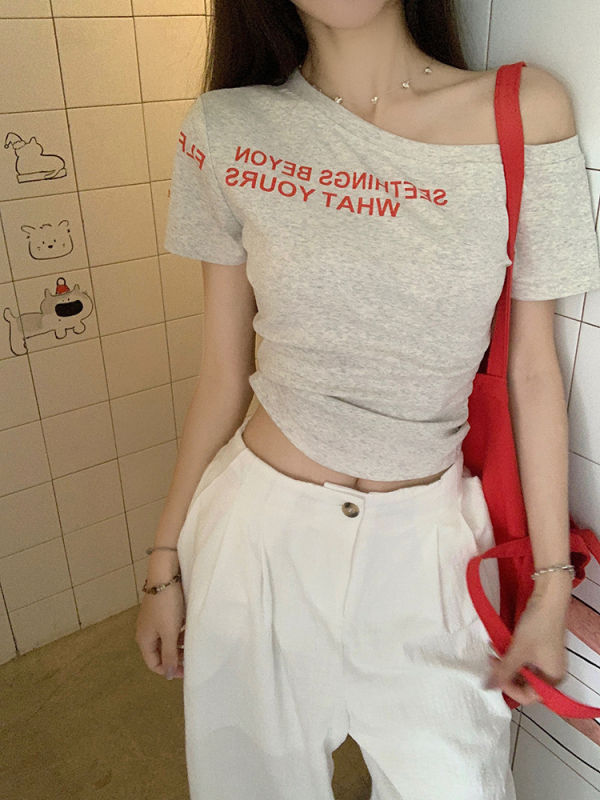Ženski kratki T‑shirt s američkim slovnim printom, nagnutim ovratnikom i otvorenim ramenima, uski kroj, ljeto 2025.