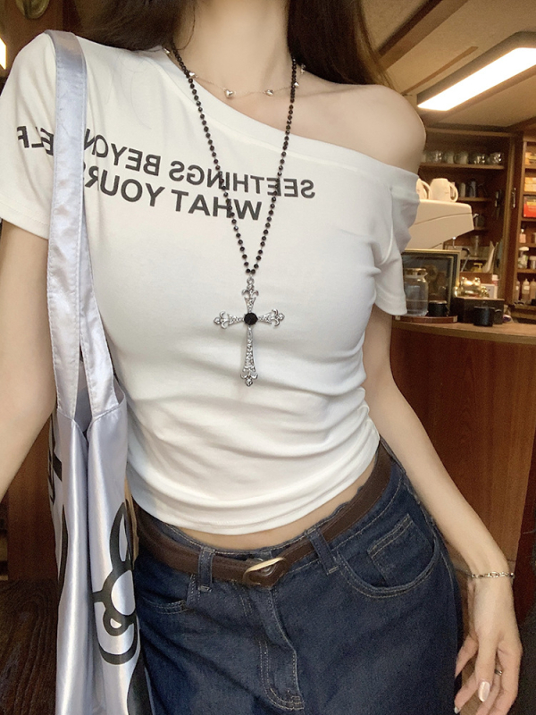 Ženski kratki T‑shirt s američkim slovnim printom, nagnutim ovratnikom i otvorenim ramenima, uski kroj, ljeto 2025.
