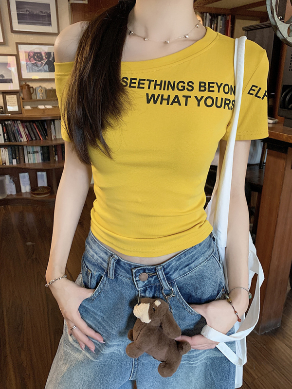 Ženski kratki T‑shirt s američkim slovnim printom, nagnutim ovratnikom i otvorenim ramenima, uski kroj, ljeto 2025.