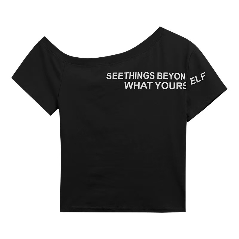 Ženski kratki T‑shirt s američkim slovnim printom, nagnutim ovratnikom i otvorenim ramenima, uski kroj, ljeto 2025.