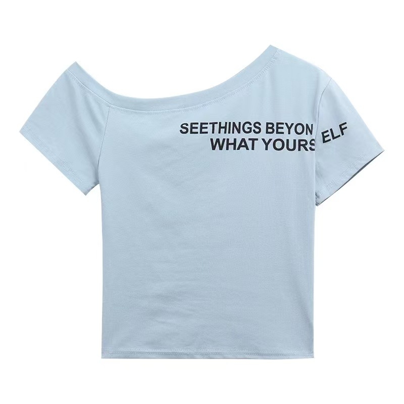 Ženski kratki T‑shirt s američkim slovnim printom, nagnutim ovratnikom i otvorenim ramenima, uski kroj, ljeto 2025.