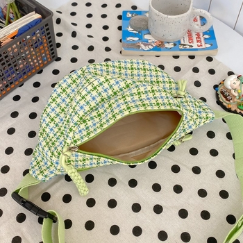 Ženska lagana minimalistička crossbody torbica, pogodna za svakodnevno nošenje