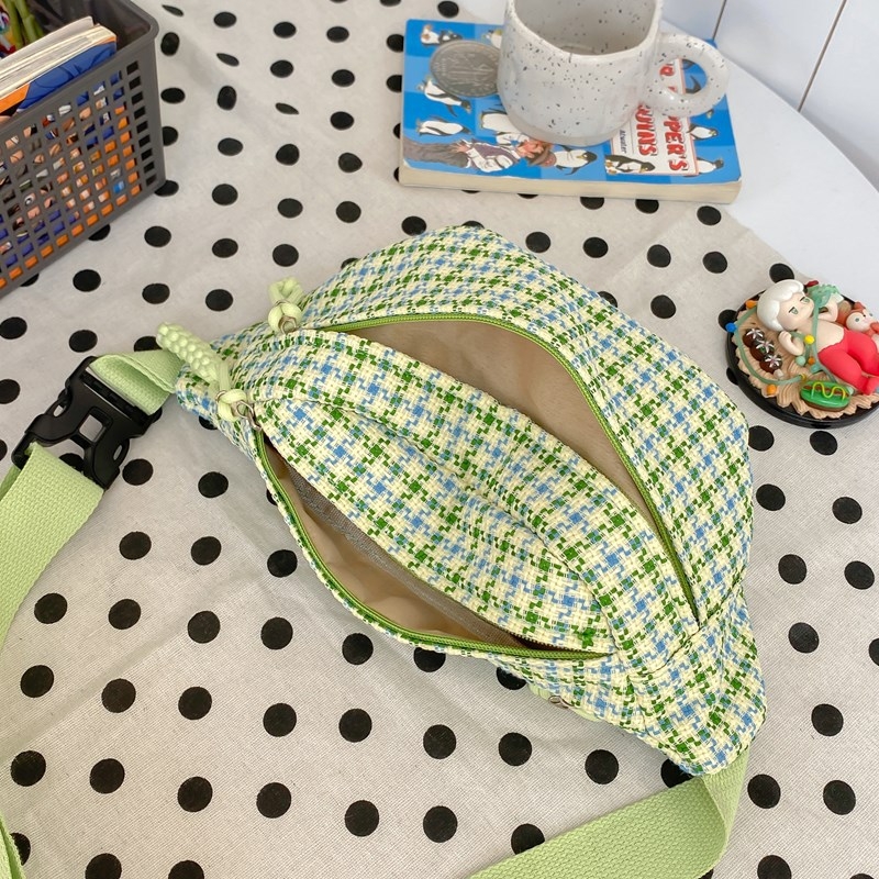 Ženska lagana minimalistička crossbody torbica, pogodna za svakodnevno nošenje