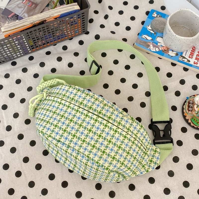 Ženska lagana minimalistička crossbody torbica, pogodna za svakodnevno nošenje