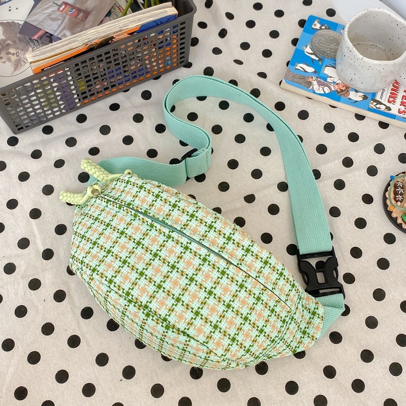 Ženska lagana minimalistička crossbody torbica, pogodna za svakodnevno nošenje