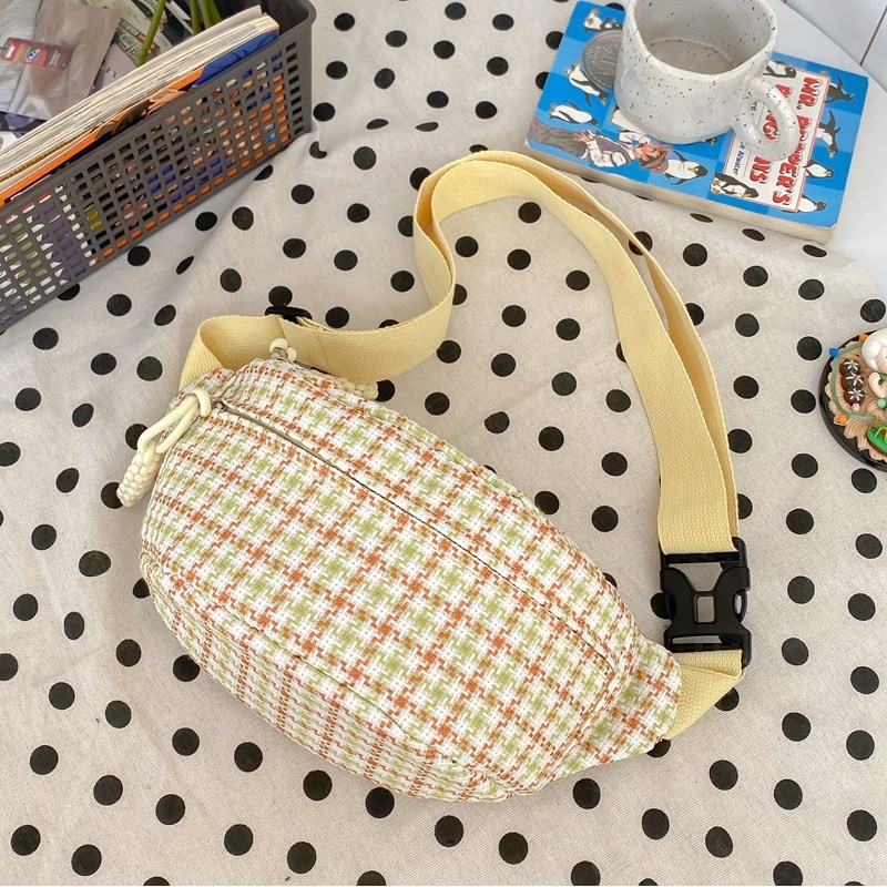 Ženska lagana minimalistička crossbody torbica, pogodna za svakodnevno nošenje