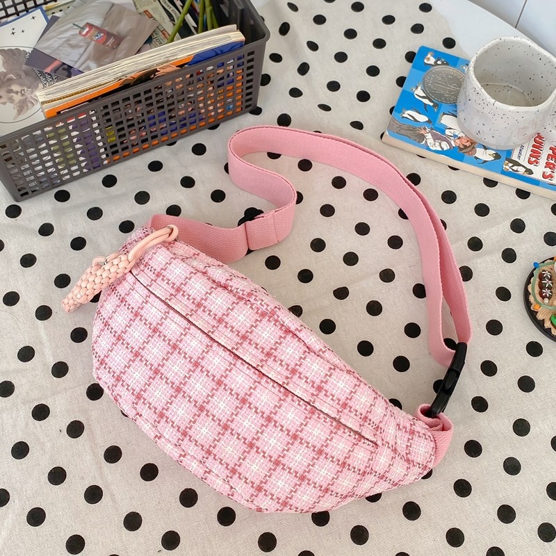 Ženska lagana minimalistička crossbody torbica, pogodna za svakodnevno nošenje