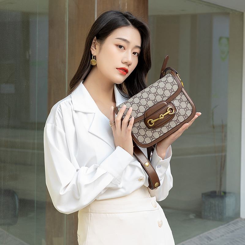 Geantă din piele naturală pentru femei, model 1955, mică, tip saddle crossbody, cu bretea pentru umăr, la modă și versatilă pentru purtare zilnică