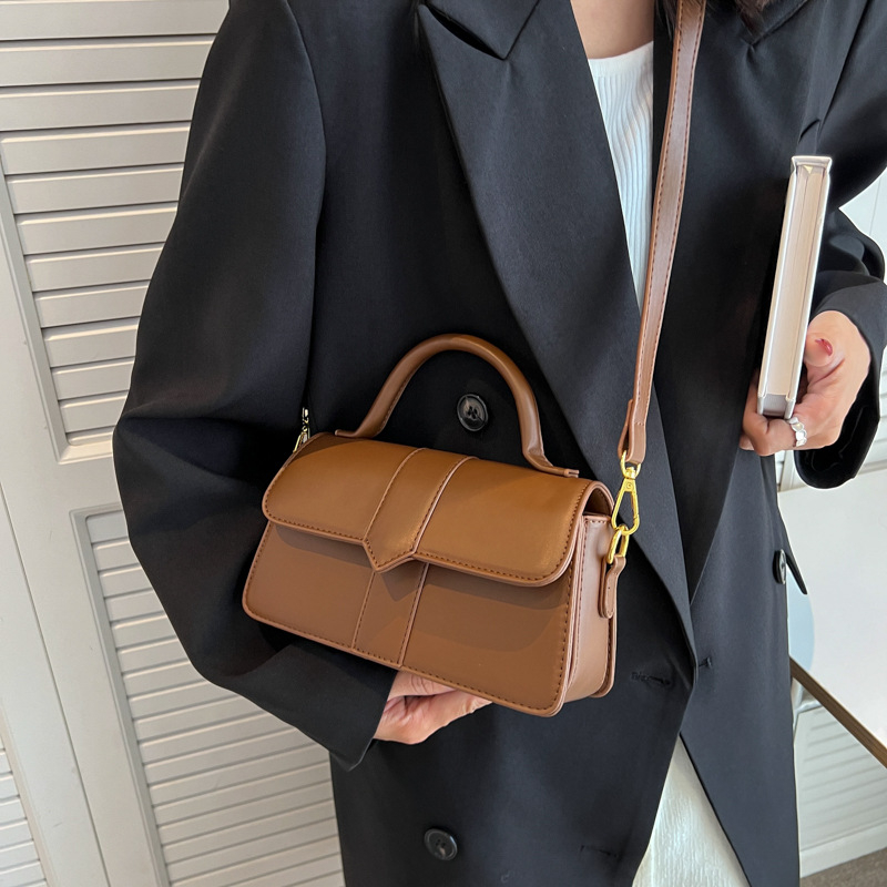 Ženska crossbody torba kvadratnog oblika, modernog stila, visoka kvaliteta materijala, model 2025