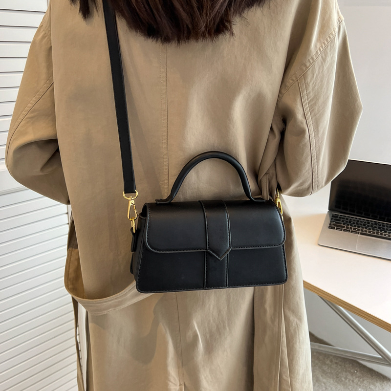 Ženska crossbody torba kvadratnog oblika, modernog stila, visoka kvaliteta materijala, model 2025