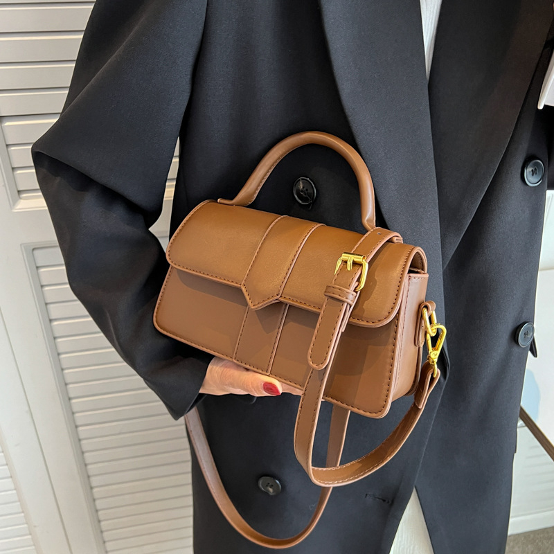 Ženska crossbody torba kvadratnog oblika, modernog stila, visoka kvaliteta materijala, model 2025