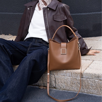 Ženska torbica od prave kože, srednje veličine, horizontalni kvadratni oblik, crossbody torbica s jednim remenom, bucket bag stil