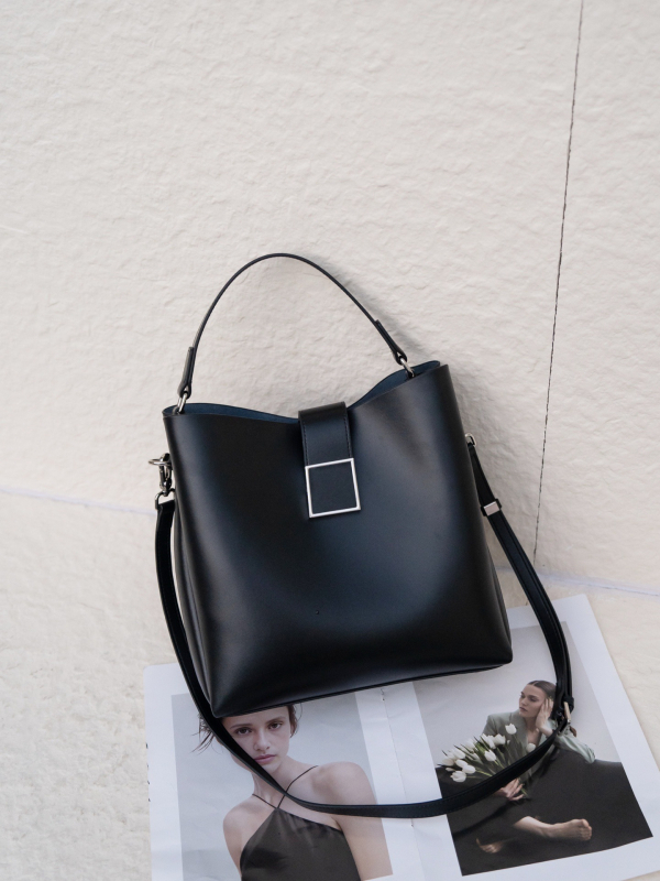 Ženska torbica od prave kože, srednje veličine, horizontalni kvadratni oblik, crossbody torbica s jednim remenom, bucket bag stil