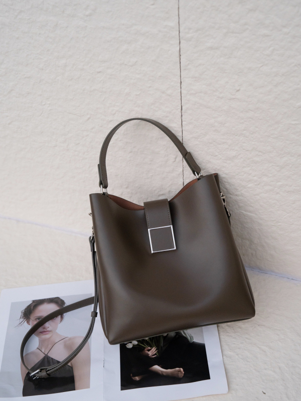 Ženska torbica od prave kože, srednje veličine, horizontalni kvadratni oblik, crossbody torbica s jednim remenom, bucket bag stil