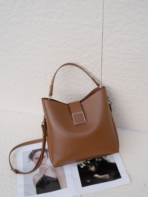 Ženska torbica od prave kože, srednje veličine, horizontalni kvadratni oblik, crossbody torbica s jednim remenom, bucket bag stil