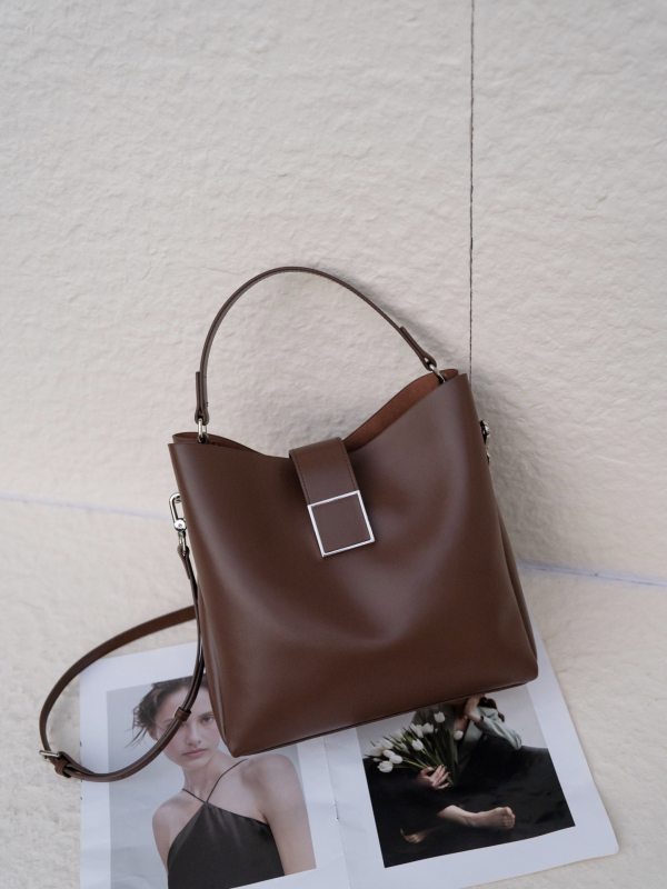 Ženska torbica od prave kože, srednje veličine, horizontalni kvadratni oblik, crossbody torbica s jednim remenom, bucket bag stil