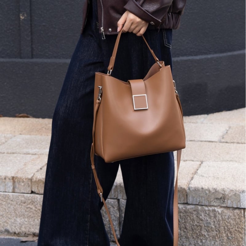 Ženska torbica od prave kože, srednje veličine, horizontalni kvadratni oblik, crossbody torbica s jednim remenom, bucket bag stil
