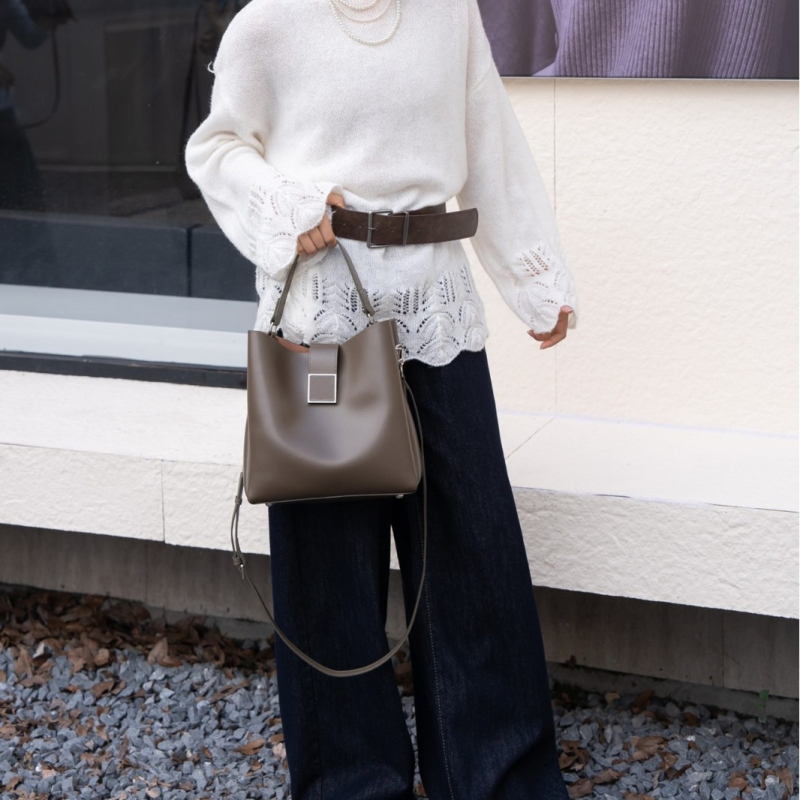 Ženska torbica od prave kože, srednje veličine, horizontalni kvadratni oblik, crossbody torbica s jednim remenom, bucket bag stil