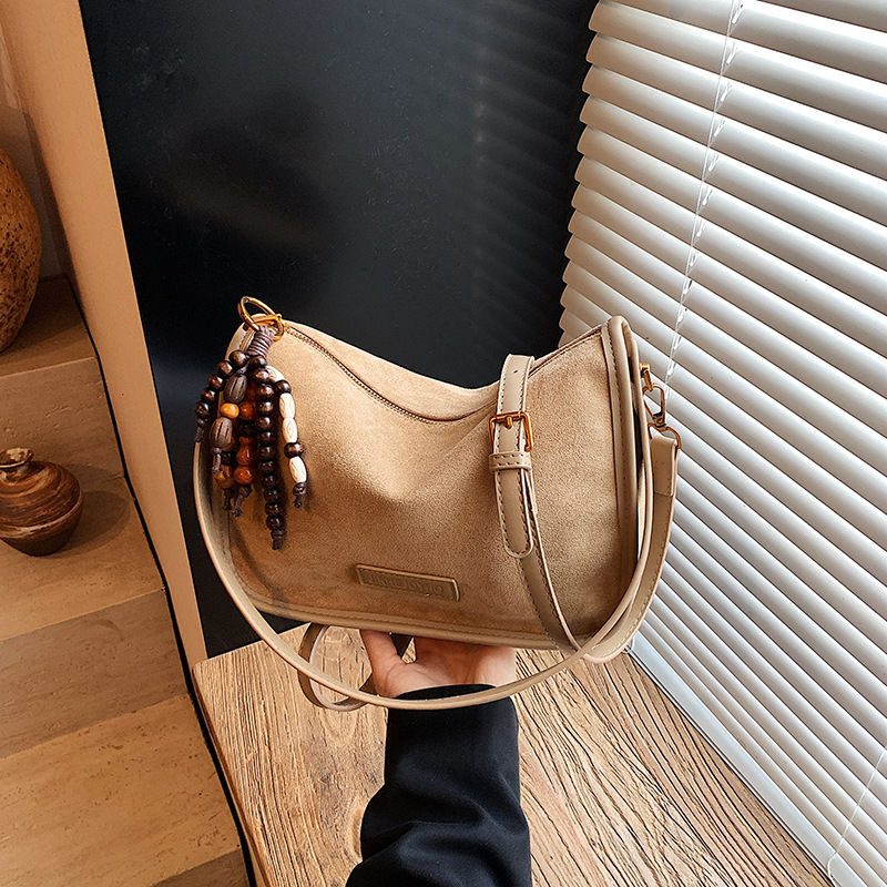 Ženska torba za jesen u retro stilu od mat semiša, crossbody, casual i stilna
