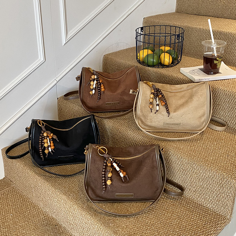 Ženska torba za jesen u retro stilu od mat semiša, crossbody, casual i stilna