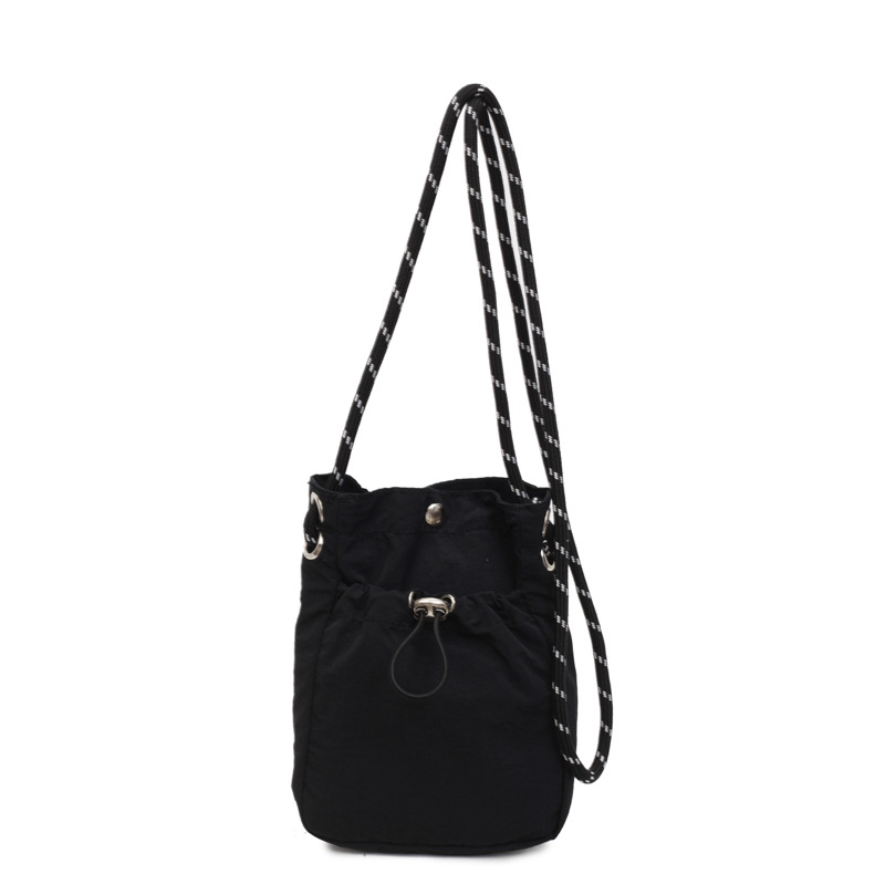 Platnena bucket torbica, mala veličina, s jednim remenom za crossbody, minimalističkog dizajna, jednobojna, pretinac za telefon, svakodnevna upotreba