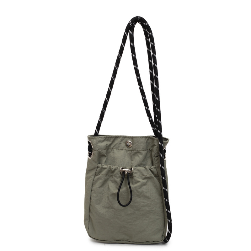 Platnena bucket torbica, mala veličina, s jednim remenom za crossbody, minimalističkog dizajna, jednobojna, pretinac za telefon, svakodnevna upotreba