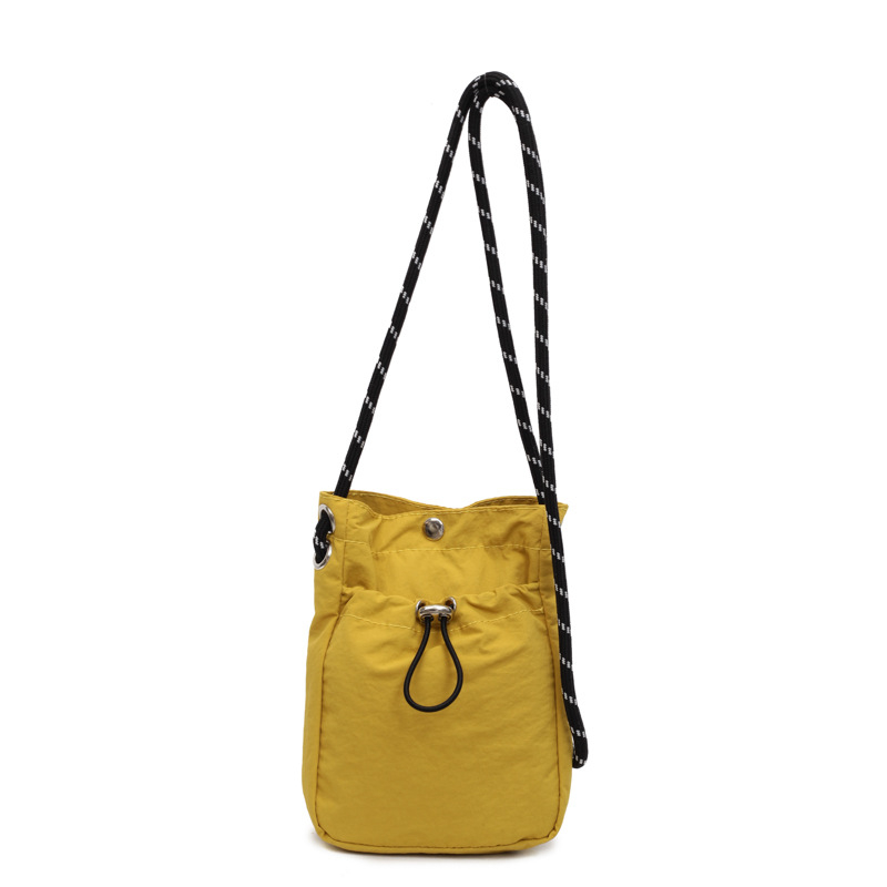 Platnena bucket torbica, mala veličina, s jednim remenom za crossbody, minimalističkog dizajna, jednobojna, pretinac za telefon, svakodnevna upotreba