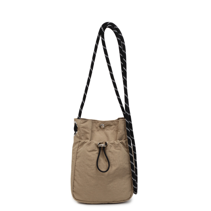 Platnena bucket torbica, mala veličina, s jednim remenom za crossbody, minimalističkog dizajna, jednobojna, pretinac za telefon, svakodnevna upotreba