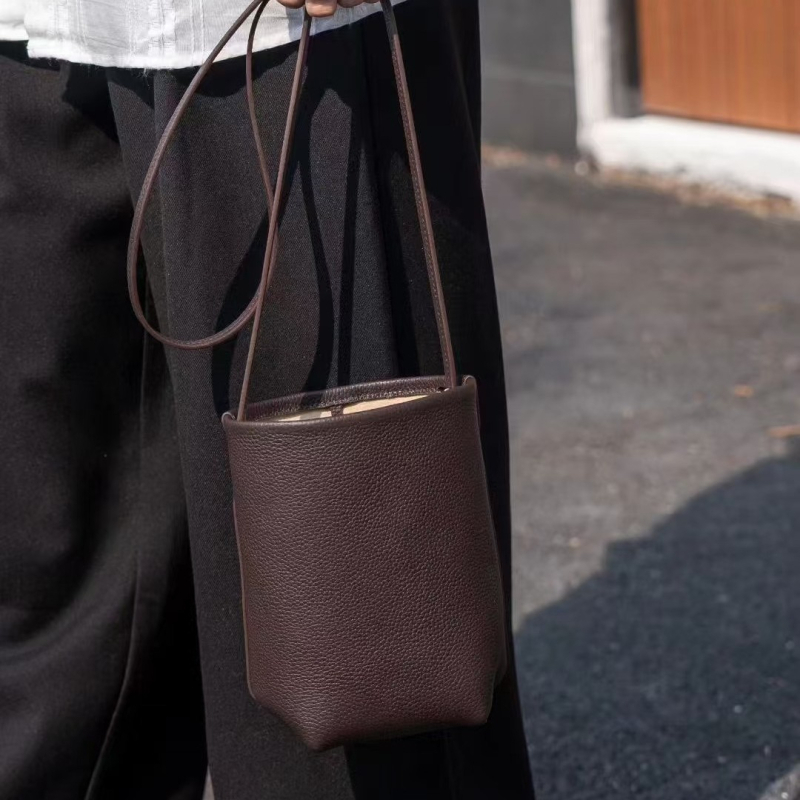 Minimalistična bucket torba od prve slojevne teleće kože, mini veličina, za svakodnevnu uporabu, jedna naramenica, torbica za telefon preko ramena ili u ruci
