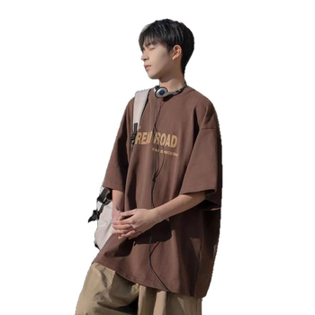Férfi nyári rövid ujjú póló amerikai retro stílusban, barna színű, betűs mintával, laza szabású, mindennapi streetwear