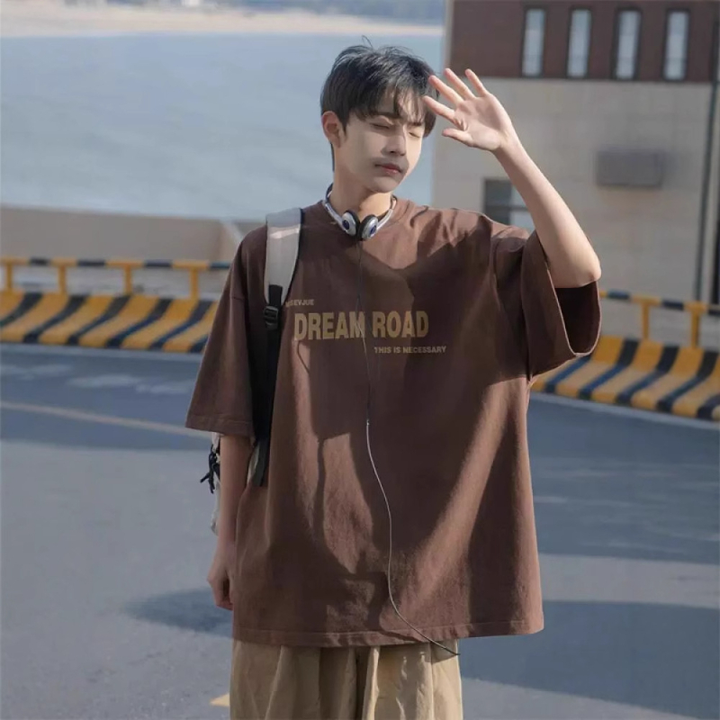Férfi nyári rövid ujjú póló amerikai retro stílusban, barna színű, betűs mintával, laza szabású, mindennapi streetwear