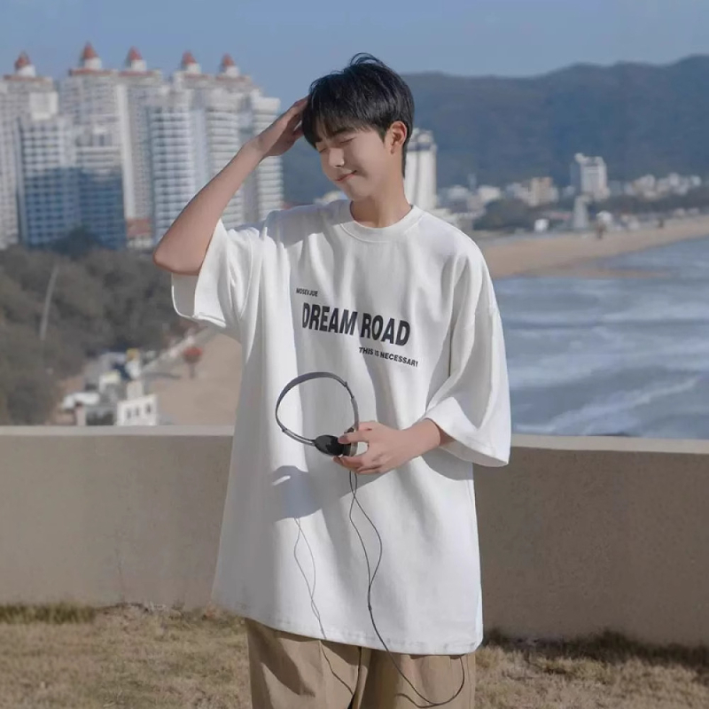 Férfi nyári rövid ujjú póló amerikai retro stílusban, barna színű, betűs mintával, laza szabású, mindennapi streetwear