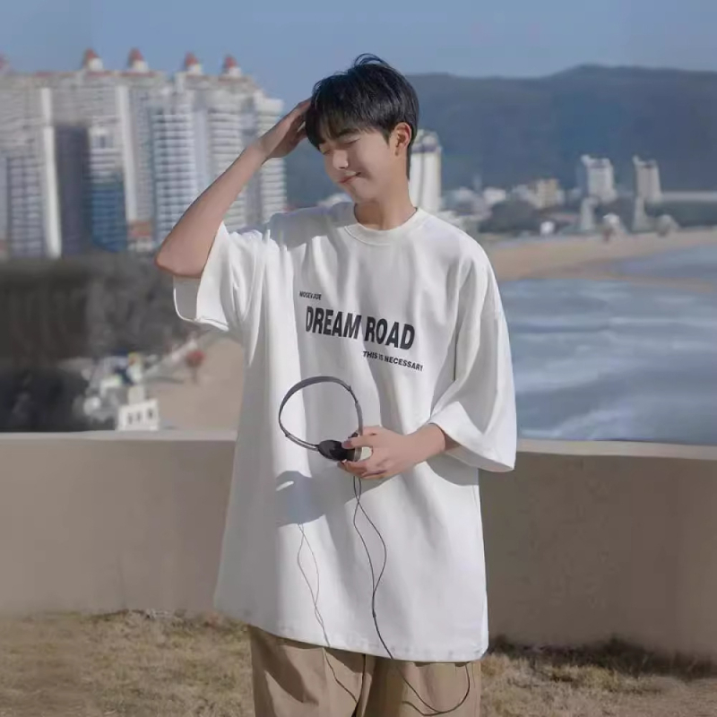Férfi nyári rövid ujjú póló amerikai retro stílusban, barna színű, betűs mintával, laza szabású, mindennapi streetwear
