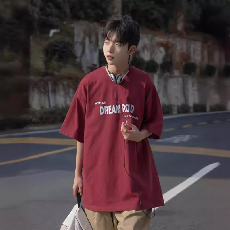 Férfi nyári rövid ujjú póló amerikai retro stílusban, barna színű, betűs mintával, laza szabású, mindennapi streetwear