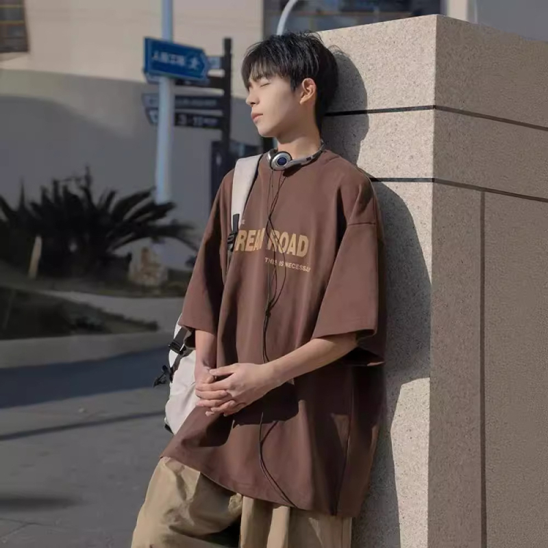 Férfi nyári rövid ujjú póló amerikai retro stílusban, barna színű, betűs mintával, laza szabású, mindennapi streetwear