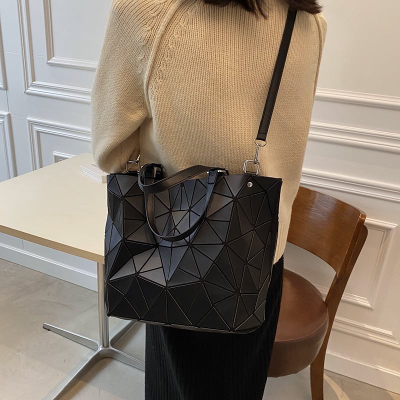 Jednobojna ženska torbica s quiltiranim geometrijskim uzorkom, preko ramena ili crossbody, sklopiva torba stila košare, minimalistička i moderna