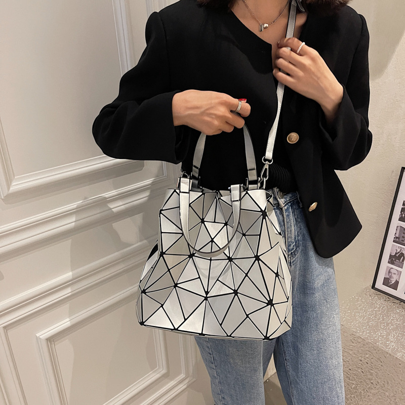 Jednobojna ženska torbica s quiltiranim geometrijskim uzorkom, preko ramena ili crossbody, sklopiva torba stila košare, minimalistička i moderna