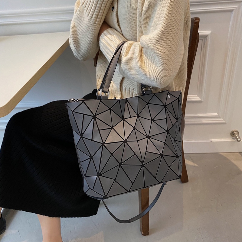 Jednobojna ženska torbica s quiltiranim geometrijskim uzorkom, preko ramena ili crossbody, sklopiva torba stila košare, minimalistička i moderna