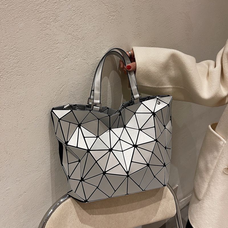 Jednobojna ženska torbica s quiltiranim geometrijskim uzorkom, preko ramena ili crossbody, sklopiva torba stila košare, minimalistička i moderna
