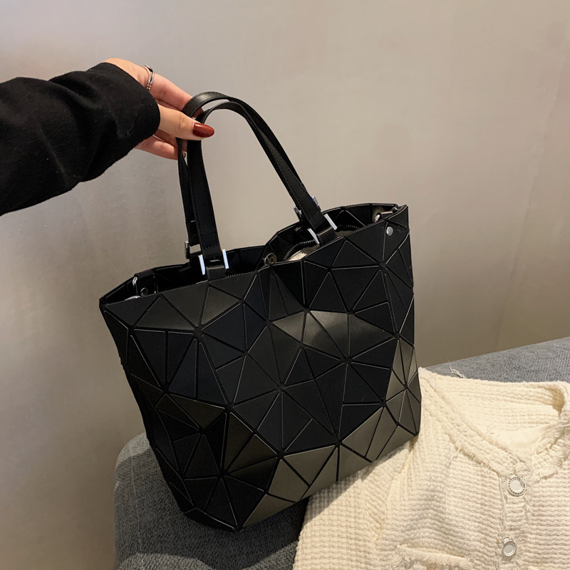Jednobojna ženska torbica s quiltiranim geometrijskim uzorkom, preko ramena ili crossbody, sklopiva torba stila košare, minimalistička i moderna