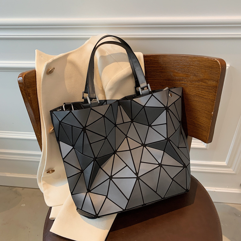 Jednobojna ženska torbica s quiltiranim geometrijskim uzorkom, preko ramena ili crossbody, sklopiva torba stila košare, minimalistička i moderna